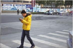 （加拿大時評）請嚴打邊走邊看手機