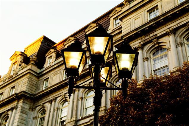 想她，就一直陪著她，守護著她，還為她做好飯、拍靚照••••••